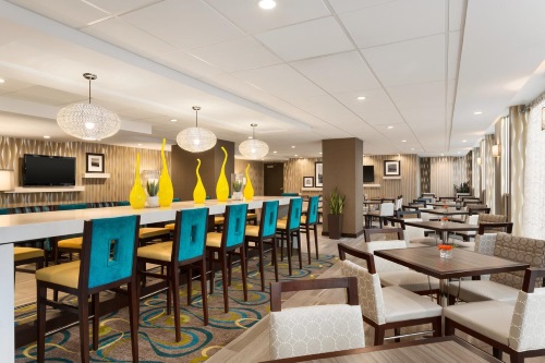 Hampton Inn Suites By Hilton Downtown Vancouver bar restaurant